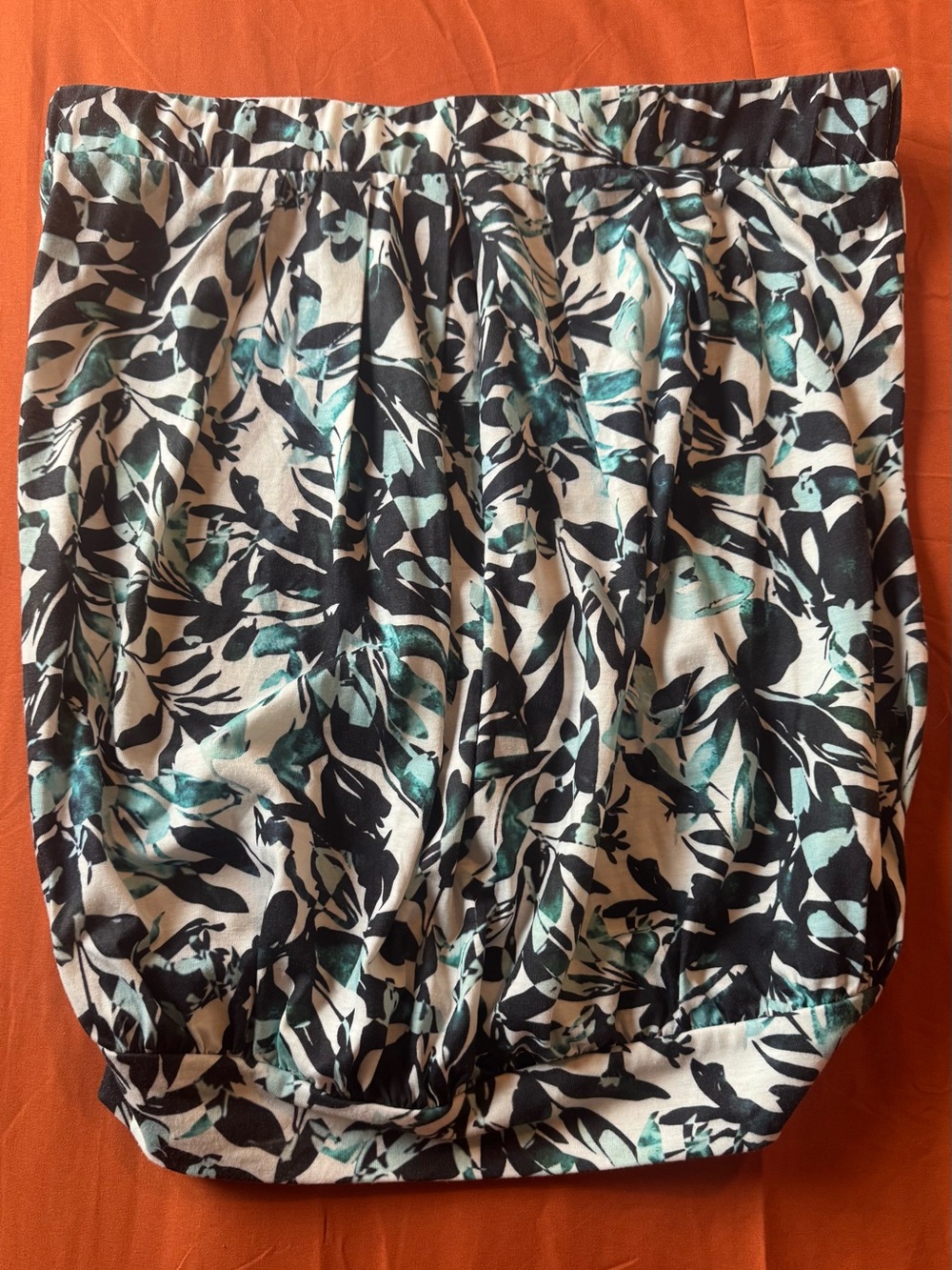 Sleeveless Leaf-Print Tank Top in Black & Teal